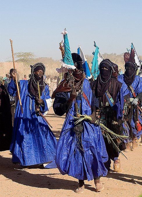 IMG_3228a Le retour sur Agadez s'effectue en dansant, en chantant et en agitant des branches de palme et des bannières d'étoffe colorée.