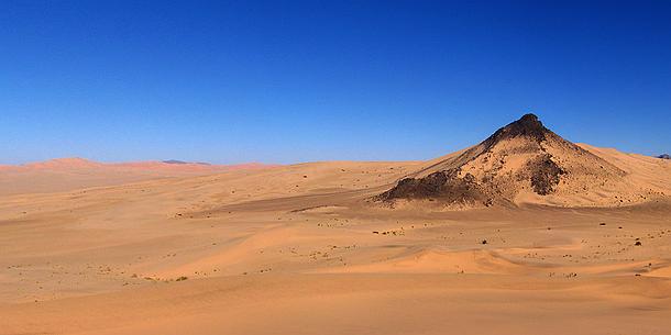 Panorama-ifeda L'erg Tihodaïne est un des principaux massifs dunaires de la région. Il y a 250 000 ans un vaste lac s'étendait à sa place. Aujourd'hui les dunes s'étendent sur...
