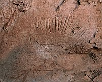 Afarrh  On trouve dans ces grottes des figures gravées trés corrodées et recouvertes d'une patine épaisse de la même couleur que la roche naturelle. Ce sont des incisions simples qui prévalent. Le style diffère des gravures bubalines.  Elles sont considérées par certains auteurs comme faisant partie des représentations les plus anciennes connues jusqu'à présent dans l'art rupestre du Sahara, antérieures aux gravures bubalines et aux peintures têtes rondes.