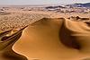 Arakao  Surnommé la pince de crabe, est un cirque ouvert sur le Ténéré. Le vent s'y engouffre et y a formé un complexe dunaire allongé haut de plus de 200 m, véritable langue de sable qui sépare en deux le vaste cirque.