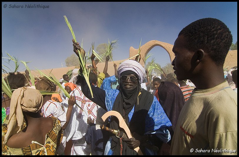 bianou-0.jpg - Agadez. La ville entière célèbre le Bianou, grande fête de la musique et de la danse. Le Bianou dure 23 jours de processions carnavalesques, du septième jour après la Tabaski (Aïd el Kebir) au 10 du mois de Moharem.