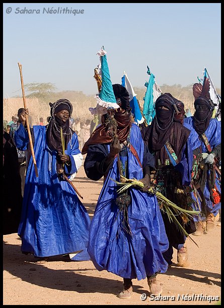 bianou-1d.jpg - Le retour sur Agadez s'effectue en dansant, en chantant et en agitant des branches de palme et des bannières d'étoffe colorée.