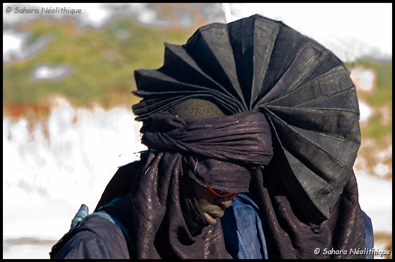 bianou-2a.jpg - Les jeunes gens arrangent leur turban en forme de crête de coq.
