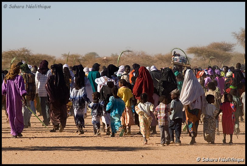 bianou-5a.jpg - La ville en fête suit les danseurs tout au long de leur parcours vers Agadez.
