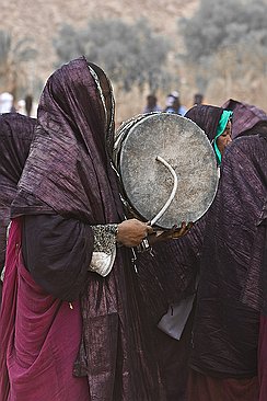 Ganga Le ganga est un élément essentiel de la Sebeiba. C'est un tambour à deux peaux étirées autour d'un cadre en bois de forme circulaire. Les femmes le tiennent...