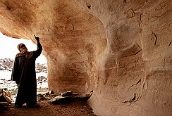 Grotte d'Iheren Cheikh Chambaa, ancien guide de l' expédition d'Henri Lhote, nous présente les peintures de la grotte