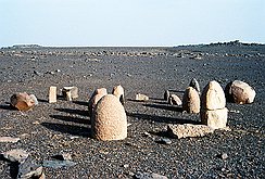 Les Bethyles de Tan Khadija. Sur le plateau de Tadjelahine, au lieu dit Tan Khadidja, on peut observer une concentration de pierres dressées. Elles furent révélées par Henri Lhote en 1969....