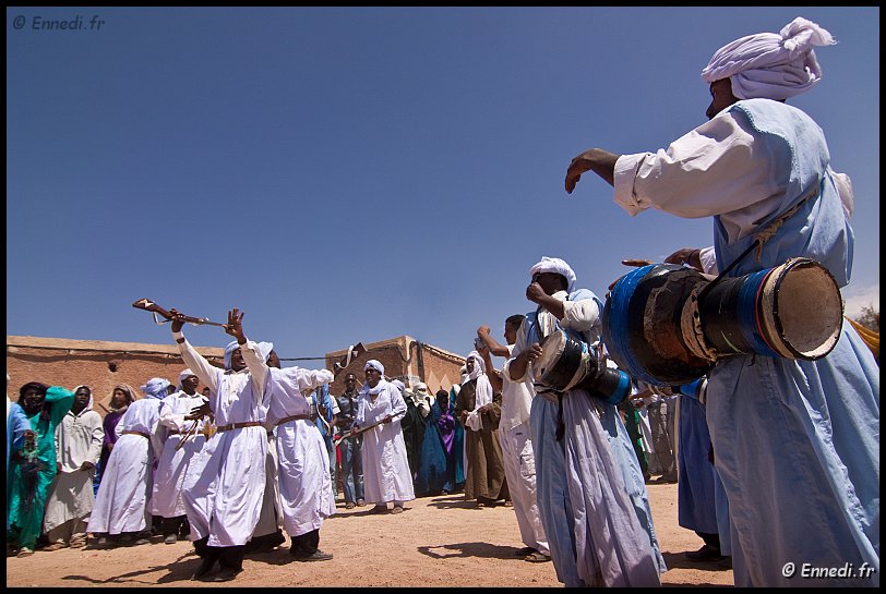 tazrouk-baroud-07.jpg - Il s'agit essentiellement de danses d'hommes accompagnées de chants en arabe sur fond rythmique de tambours. Une des plus célèbres est est cette "danse aux  fusils", "le Baroud" ou "Berezzana".