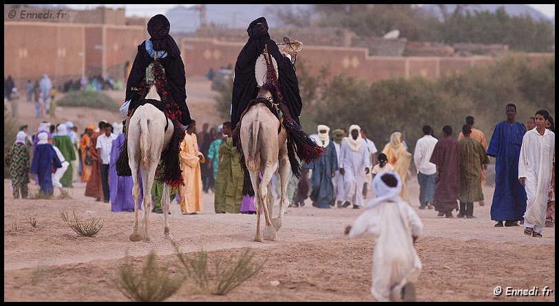 tazrouk-16.jpg - mais quelques uns en chameau .... .... A l'origine, il s'agissait d'une réunion qui se tenait pour célébrer le départ de la caravane de Moulay Abdallah vers le Niger. La caravane ne part plus, mais après la mort du cheikh, la tradition a perduré jusqu'à devenir l'une des plus grandes fêtes du Hoggar. Aujourd’hui, elle s'est transformée en une fête Ziara en hommage au marabout.