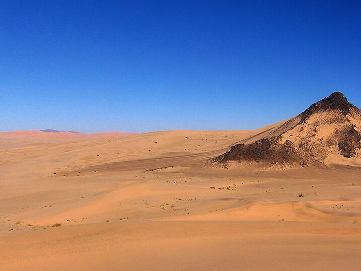 De l'Erg Tihodaïne à Bordj El Haouas Traversée de l'Erg Tihodaïne à Bordj El Haouas en passant par la Tassili d'Ifedaniouene, la plaine d'Afara et l'Adrar...