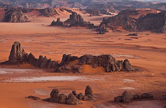 IMG_4050a Le tassili N'Ajjer se prolonge à l'est par un autre plateau qui s'étend sur 300 km entre la Libye et l'Algérie. Sa...