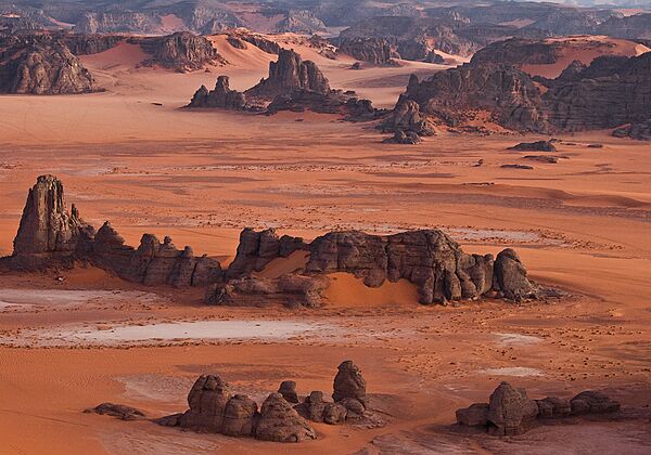 Magie de la Tadrart. Entre Labyrinthes créés par l'érosion et dunes gigantesques, exploration de la Tadrart sur les traces des artistes du...