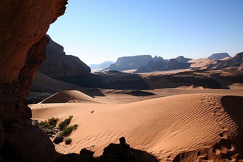 Oued Afar Ce site est situé sur le coté droit de l'oued Afar, dans le sud du massif de l'Akakus, au pied de grandes parois...