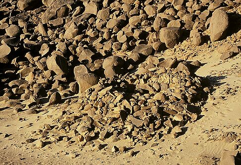 iwelen_11 Tumulus à cratère. La plupart des monuments ont pu être datés ce qui a permis de proposer une chronologie.