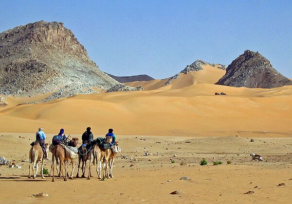 Montagnes bleues et dunes de Temet Grande traversée dans le Ténéré en direction des montagnes bleues.